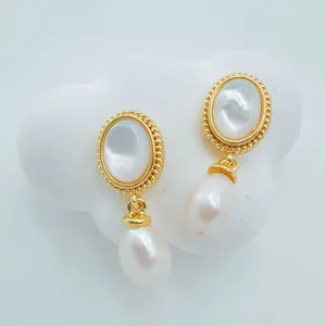 Élégantes boucles d'oreilles en perle baroque et nacre naturelle plaqué or 18K fin.