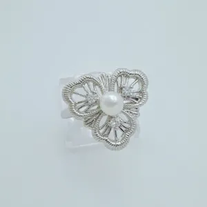 Eleganter silberner filigraner Blumenring mit Perle und funkelnden Kristallakzenten.