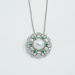 Elegante collana con ciondolo di perle e strass scintillanti per donna alla moda.