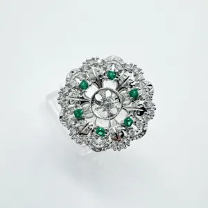 Squisito anello floreale argentato con pietre verdi vibranti e zirconi brillanti.