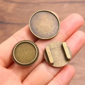 Nahaufnahme runder Bronzeliegierungs-Cabochon-Basisschalen ideal fuer die Schmuckherstellung