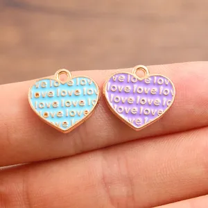 Vista dettagliata ciondoli cuore smaltati oro KC, accessori per gioielli in lega DIY primo piano