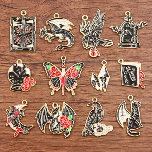 Gros plan sur pendentifs émaillés en alliage Halloween gothique, breloques DIY sombres.