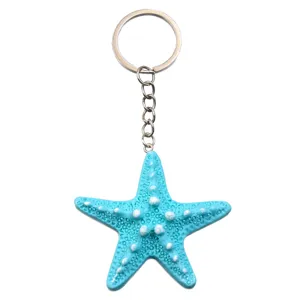 Dettaglio del ciondolo stella marina in resina blu, perfetto per portachiavi e borse DIY.