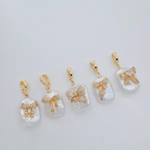 Exquisite Barockperlen-Anhänger mit vergoldeten Schleifen und Verschlüssen für DIY-Schmuck.
