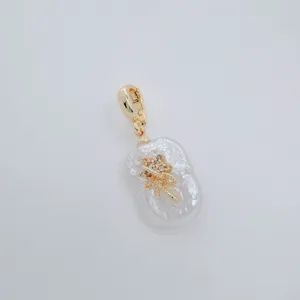 Nahaufnahme des Barock Süßwasserperlen Anhängers mit abnehmbarem 18K Goldverschluss und Blume.