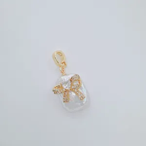 Nahaufnahme des 18k vergoldeten Barockperlen Schleifen Anhängers für DIY Halsketten Schmuck.
