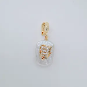 Barock Süßwasserperle Hase Anhänger mit vergoldeter Öse, elegantes Schmuck Detail.