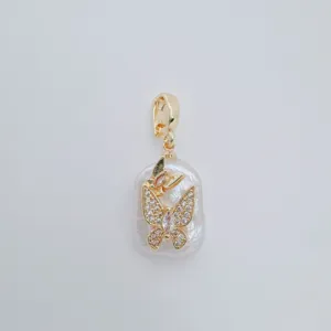 Barock Süßwasserperle Anhänger mit goldenem Bügel und Zirkon Schmetterling Motiv.