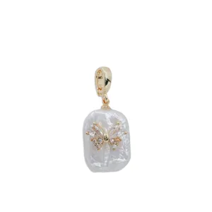 Barock Süßwasser Perle Schmetterling Anhänger mit Zirkonia und goldener Öse Hauptbild