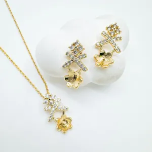 Luxus vergoldete Kupfer Halskette und Ohrringe Set mit glitzernden Zirkonia Steinen.