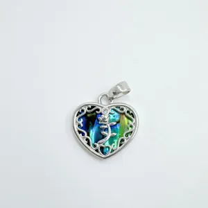 Magnifique pendentif cœur en coquillage abalone avec cadre filigrane argenté pour bijoux.