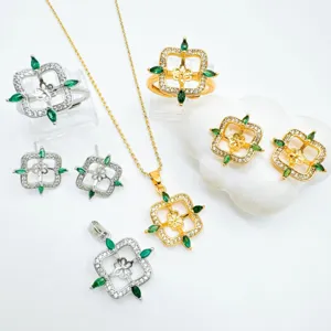 Elegantes geometrisches Schmuckset mit Halskette Ohrringen und Ringen in modischem Design.