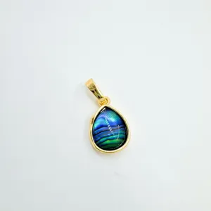 Dettaglio pendente a goccia dorato, madreperla iridescente, elegante accessorio gioiello DIY.