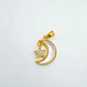 Détail du pendentif lune et étoile doré en nacre naturelle et zircon pour collier.