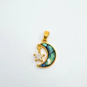 Exquis pendentif lune et étoile plaqué or avec nacre naturelle et pierre étincelante.