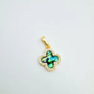 Ciondolo trifoglio in madreperla naturale placcato oro 18k con zirconi per collana