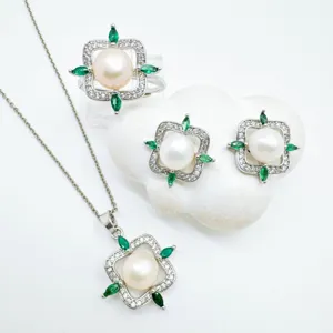 Eleganter Perlen Schmuckset mit quadratischem Anhänger, passenden Ohrringen und Ring.