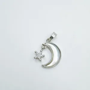 Pendentif croissant de lune en argent avec nacre blanche et charme zircon étoile.