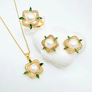 Luxus Perlen Schmuck Set mit goldener quadratischer Halskette, Ring und Ohrringen für Frauen.