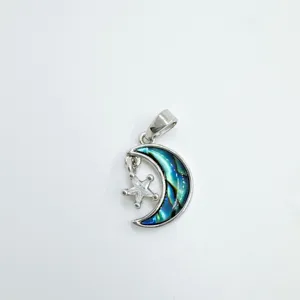 Détail du pendentif lune et étoile en nacre naturelle, bel accessoire de bijoux DIY argenté.