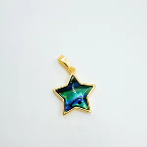 Primo piano dettagliato di un bellissimo ciondolo a stella con madreperla blu-verde.