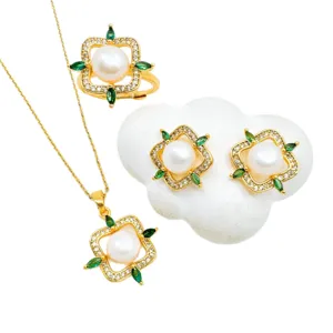Elegantes Perlen Schmuckset mit Halskette, Ring und Ohrringen mit grünen Edelsteinen.
