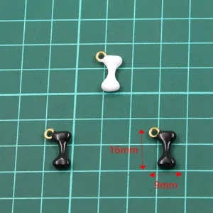 Detailansicht der 9x16mm vergoldeten Emaile-Knochen-Anhänger, ideal für DIY Schmuckbasteln.