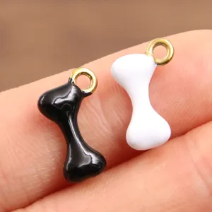 Nahaufnahme bunter Emaille Knochen Anhänger, Edelstahl Gold DIY Schmuck Zubehör Details.