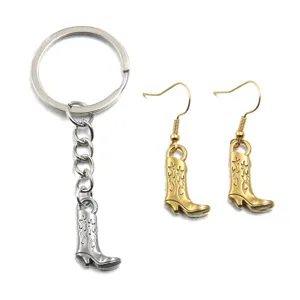 Vista dettagliata di accessori per gioielli stivale da cowboy con portachiavi orecchini.