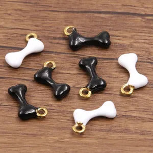 Nahaufnahme von schwarzweißen Knochen Emaille Anhängern mit goldenen Ringen für DIY Schmuck