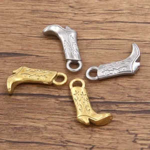 Primo piano di ciondoli a stivale da cowboy in acciaio inossidabile, accessori per gioielli.
