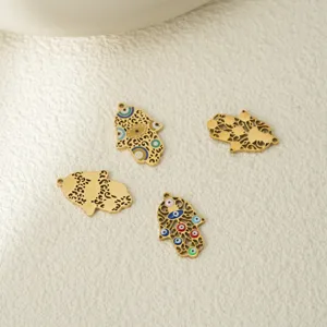 Pendentifs main de Hamsa dorés avec des détails en émail mauvais œil pour bijoux DIY.