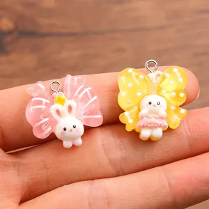 Süßer Harz Kaninchen Schleife Anhänger Detail für DIY Handyhüllen und handgemachte Taschen.