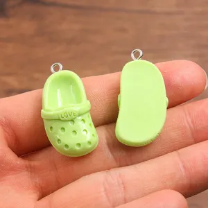 Grüne Miniatur Kunstharz Clog Schuh Anhänger mit Metallöse für DIY Schmuck und Accessoires