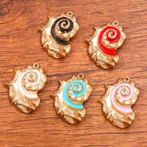 Gedetailleerd overzicht van de schelp bedel van legering met kleurrijk email voor DIY sieraden.