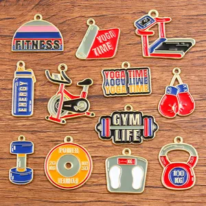 Close-up van geassorteerde DIY-legering fitnessbedels, met leuke sportschoolontwerpen.