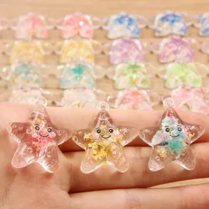 Gros plan de charms étoile en résine transparente avec fleurs séchées pour bijoux DIY.