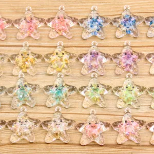 Gros plan détaillé de pendentifs étoile en résine colorée avec paillettes et joli visage souriant.