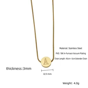 Collier pendentif lettre A plaqué or 18K en acier inoxydable vue détaillée avec chaîne serpent.