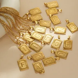 Collar con colgante de letra cuadrada de acero inoxidable dorado 18K para hombre
