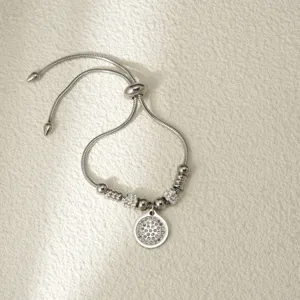 Pulsera ajustable de cadena de serpiente plateada con colgante redondo de cristal brillante.