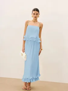Dettaglio abito midi plissettato, eleganti strati di volant, stile moda estiva in studio.