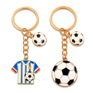Portachiavi calcio metallo smalto ciondolo souvenir sportivo dettaglio vista ravvicinata.