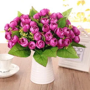 Bouquet di rose viola artificiali in seta in vaso bianco per decorazione casa