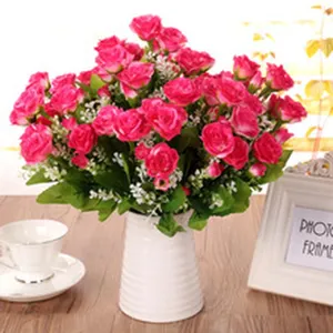 Bouquet di fiori di rose di seta artificiale in vaso bianco per decorazione matrimonio festa.