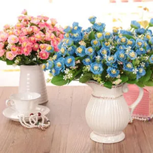 Bouquet di fiori artificiali in seta rosa e margherita in vaso di ceramica bianca dettagli.