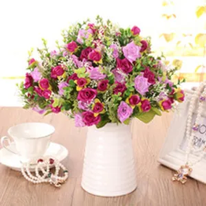 Bouquet di fiori artificiali in seta rose e margherite decorazione d'interni dettaglio