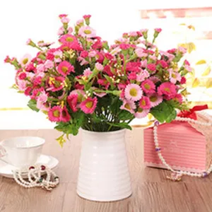 Vista dettagliata di bouquet fiori artificiali margherite rosa in vaso ceramica, decorazione.