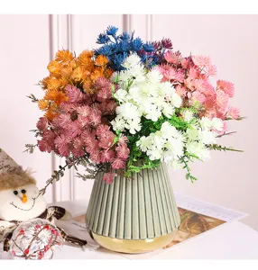 Bouquet de fleurs artificielles colorées en vase céramique, idéal pour décoration bureau maison.